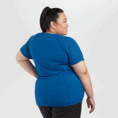 屋外の女性のエコー T シャツ クラシック ブルー