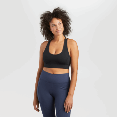 屋外の女性のヴァンテージ ブラ ライト サポート ブラック