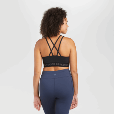 屋外の女性のヴァンテージ ブラ ライト サポート ブラック