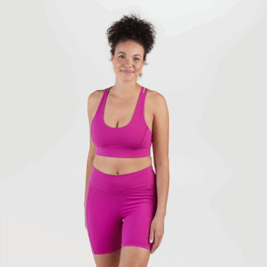 屋外の女性のヴァンテージ ブラ ライト サポート フクシア