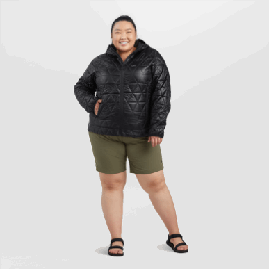 屋外の女性のヘリウム断熱プラスサイズのパーカーブラック