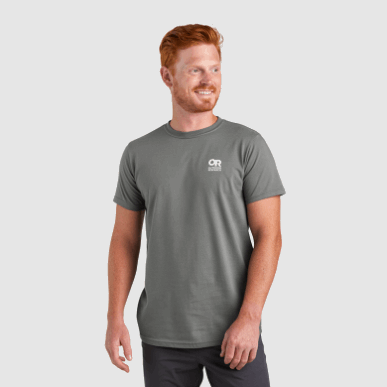アウトドア ロックアップ チェスト ロゴ Tシャツ チャコール/ホワイト