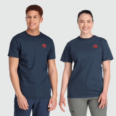 アウトドア ロックアップ チェスト ロゴ Tシャツ ネイバル ブルー/クランベリー